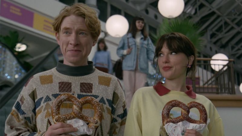  Taylor Swift takes it back to the ‘90s with her new video for ‘Opalite’