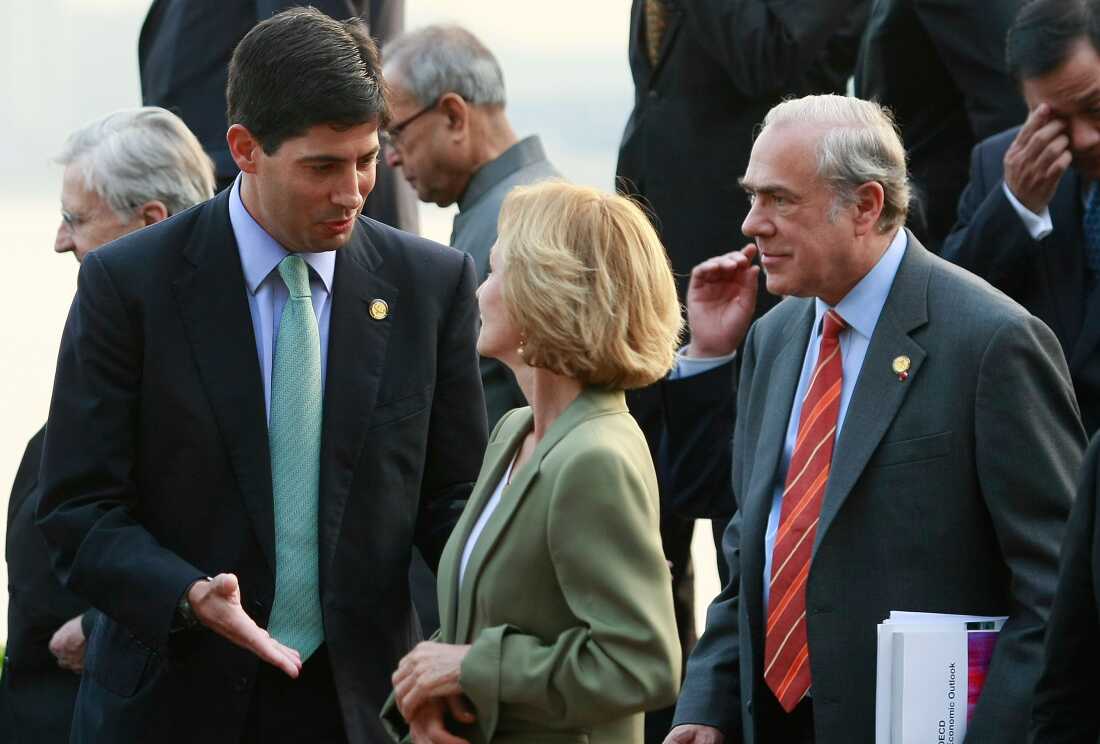 Kevin Warsh (to the left), then a Fed official, talks with then-EU Finance Minister Elena Salgado during the G-20 meetings in 2010.
