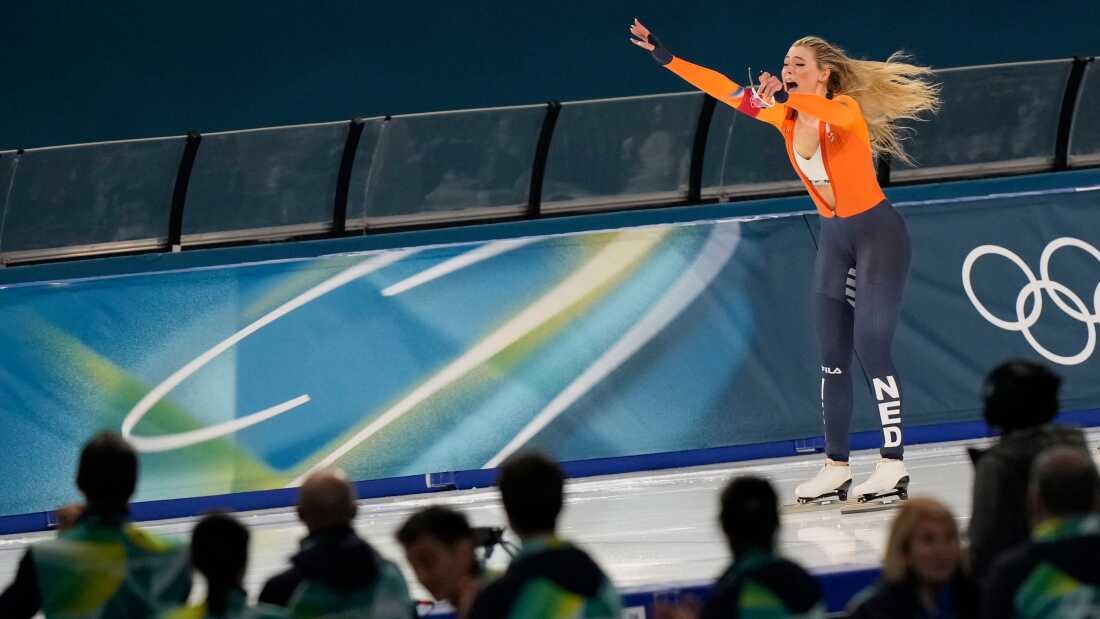 The crowd Jutta Leerdam of the Netherlands celebrates winning the gold medal in the women's 1,000 meters speedskating race at the 2026 Winter Olympics, in Milan, Italy, Monday, Feb. 9, 2026. (AP Photo/Luca Bruno)