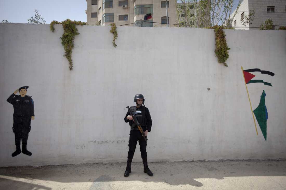 A Palestinian policeman stands during a training session of the Palestinian special police force in Ramallah on March 16, 2014.
