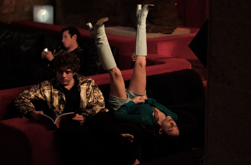  Callum Turner, Elle Fanning in Dark Satire