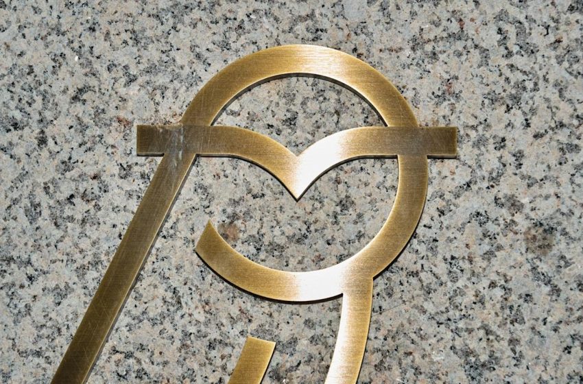  Blue Owl Drops as Redemption Halt Stirs Private Credit Concern