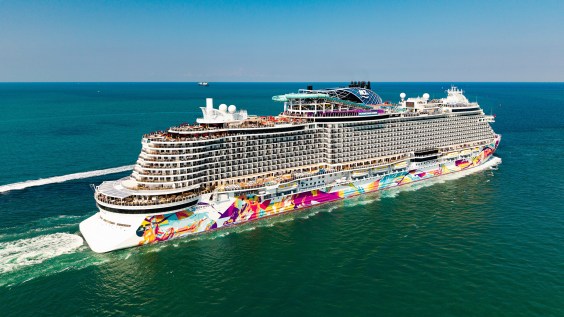  Norwegian Cruise Line fans are pissed over dining dress code change
