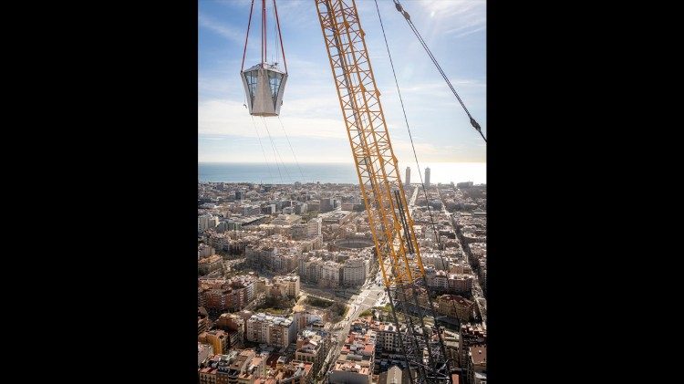 Another image of the placement of the upper arm of the cross of the Tower of Jesus (©Basílica de la Sagrada Familia, Barcelona, España) Another image of the placement of the upper arm of the cross of the Tower of Jesus (©Basílica de la Sagrada Familia, Barcelona, España)