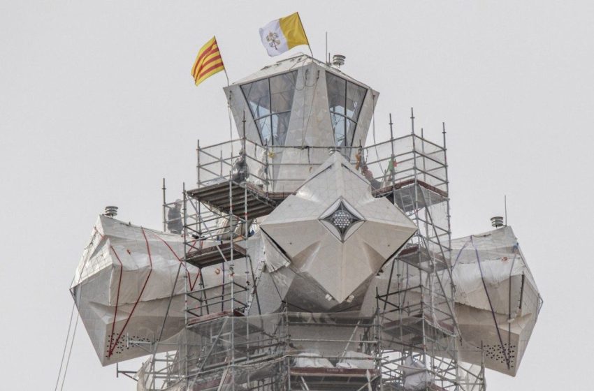  Central tower of Barcelona’s Sagrada Família completed