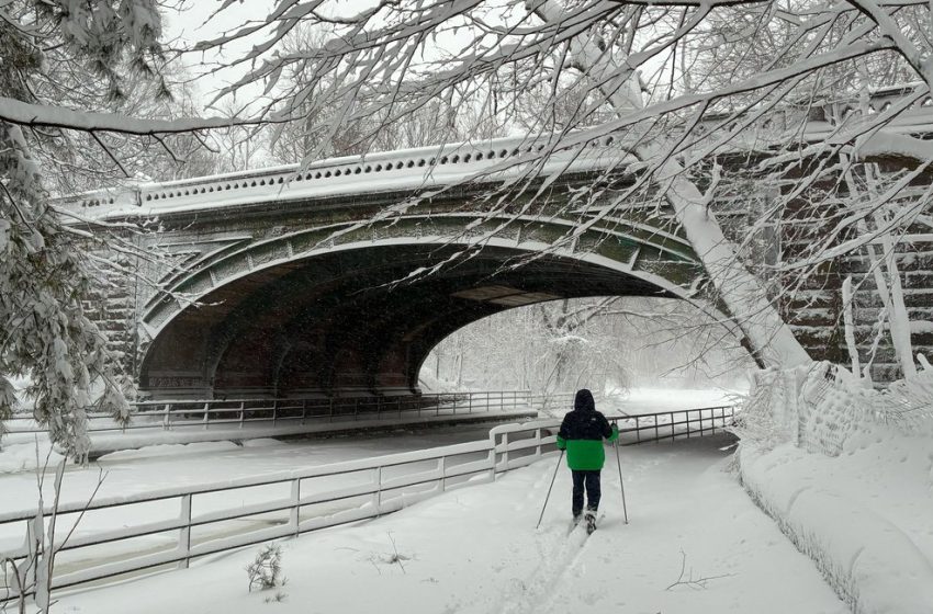  ‘Epic’ blizzard paralyzes NYC, NJ area with over foot of snow, transit disruptions, school closures