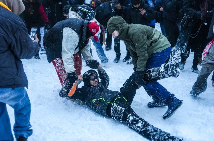  Manhattan DA drops assault charge in Washington Square Park snowball fight