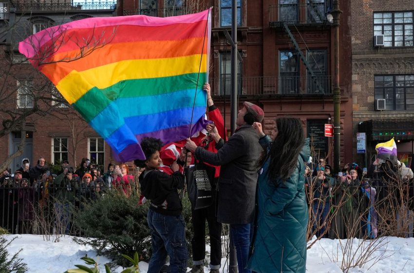  NYC leaders re-raise pride flag at Stonewall National Monument after Trump administration took it down