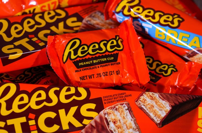 Grandson of the inventor of Reese’s Peanut Butter Cups accuses Hershey of cutting corners