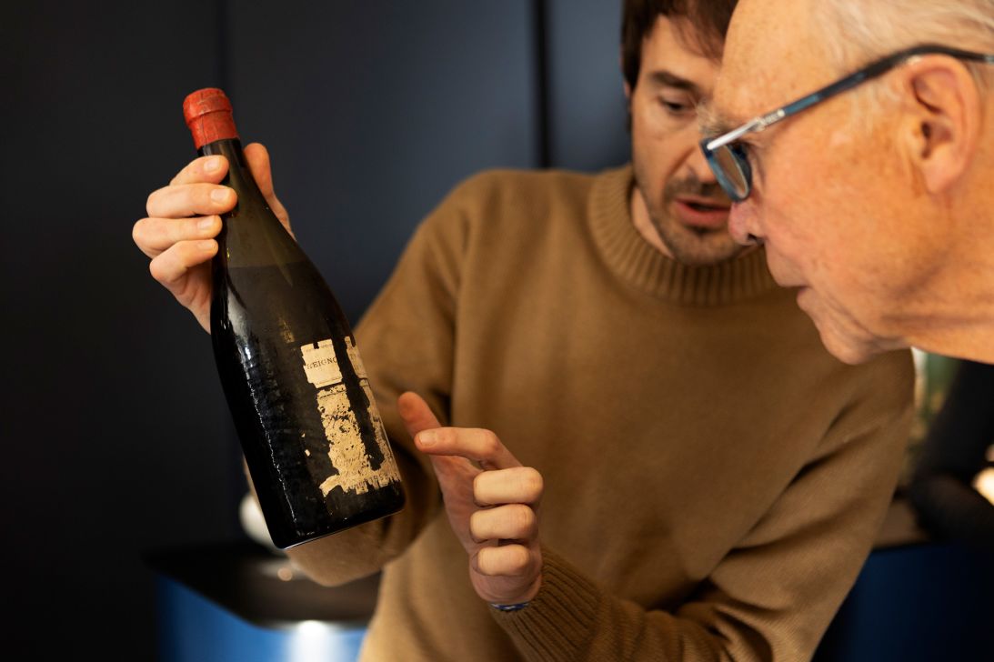 Regis Cimmati showing the 1899 Romanée-Conti bottle to Aubert de Villaine.