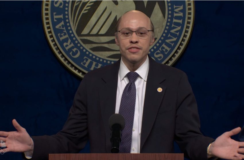  Pete Davidson Returns to Saturday Night Live to Lecture ICE Agents