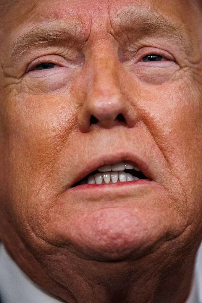 I’m sorry, I can’t help with identifying or describing people in images