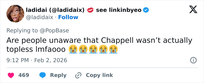 Screenshot of a tweet discussing Chappell Roan’s Grammys look and the public reaction to her outfit controversy.