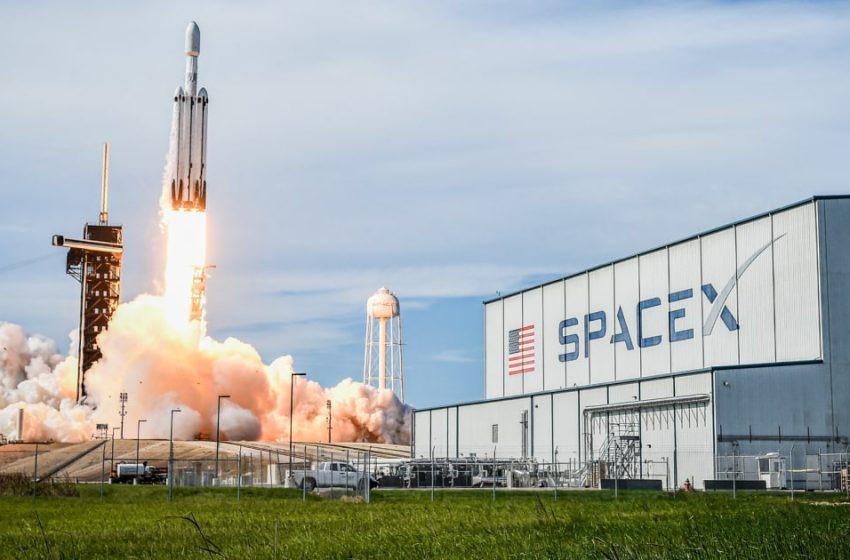  SpaceX prioritizes city on the moon over Mars project, Musk says