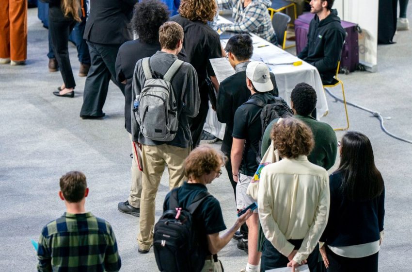  U.S. gained 130,000 jobs last month, but labor market growth stalled in 2025