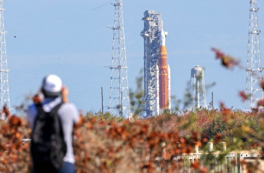  NASA moon rocket hit by new problem, putting March launch with astronauts in jeopardy
