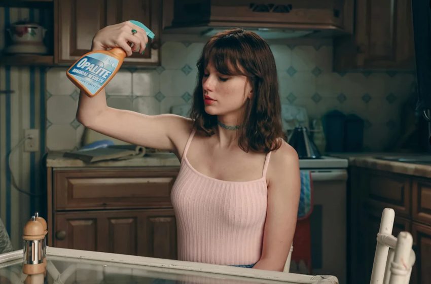  Taylor Swift Finds Love In ’90s-Themed ‘Opalite’ Video