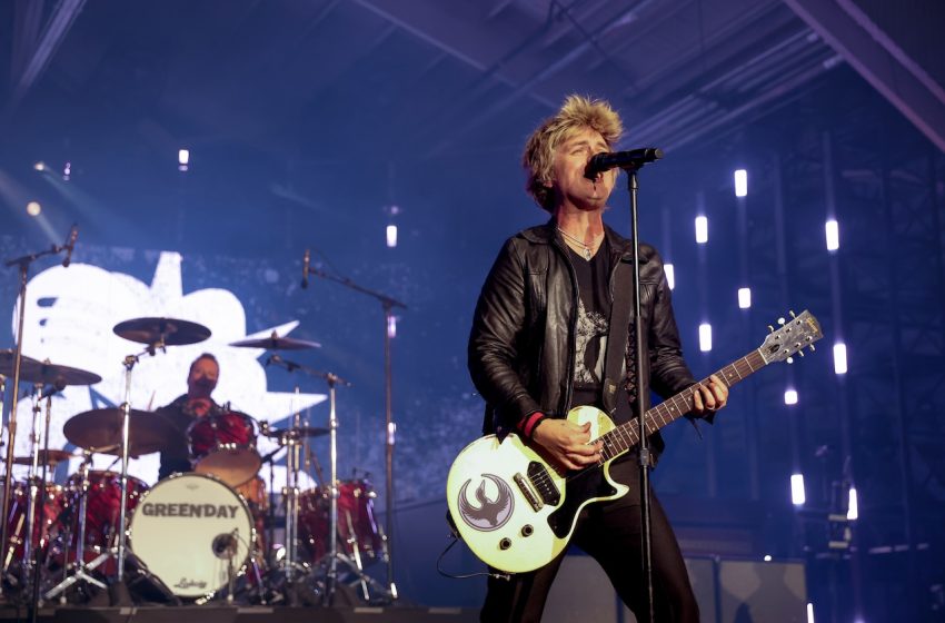  Green Day’s Billie Joe Armstrong tells ICE agents to quit at pre-Super Bowl show