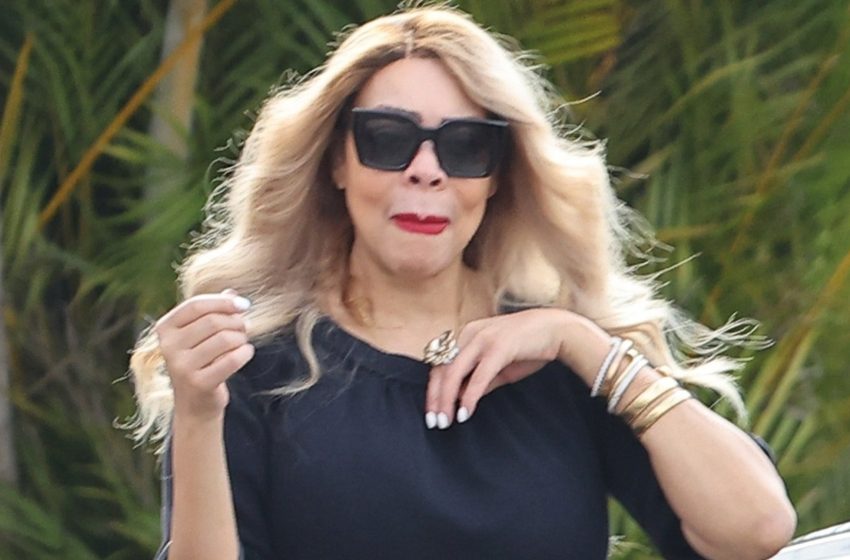  Wendy Williams Looks Inconsolable Attending Dad’s Funeral
