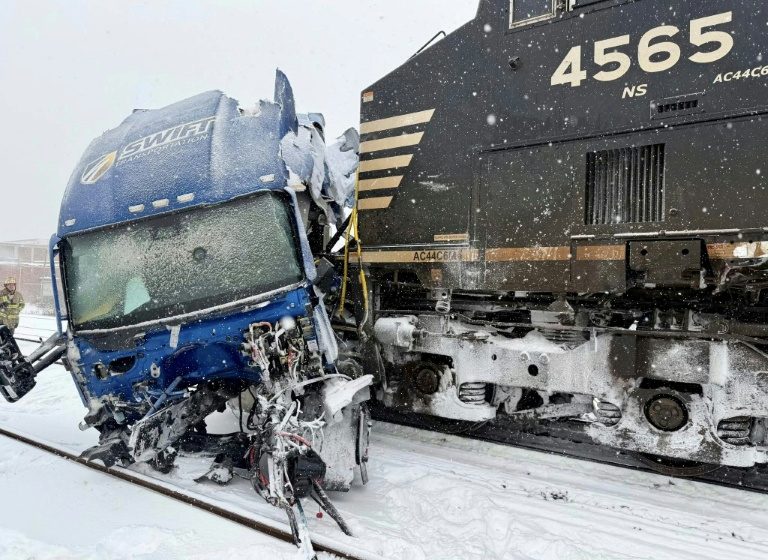  Snowstorm disrupts travel in southern US as blast of icy weather widens