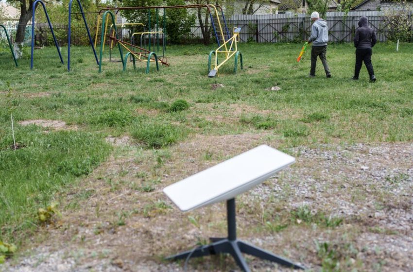  Ukraine Says Russian Troops Paid for Fake Starlink, Doxxed Themselves