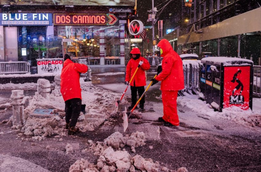  Thousands of Flights Canceled As Winter Storm Arrives in Northeast