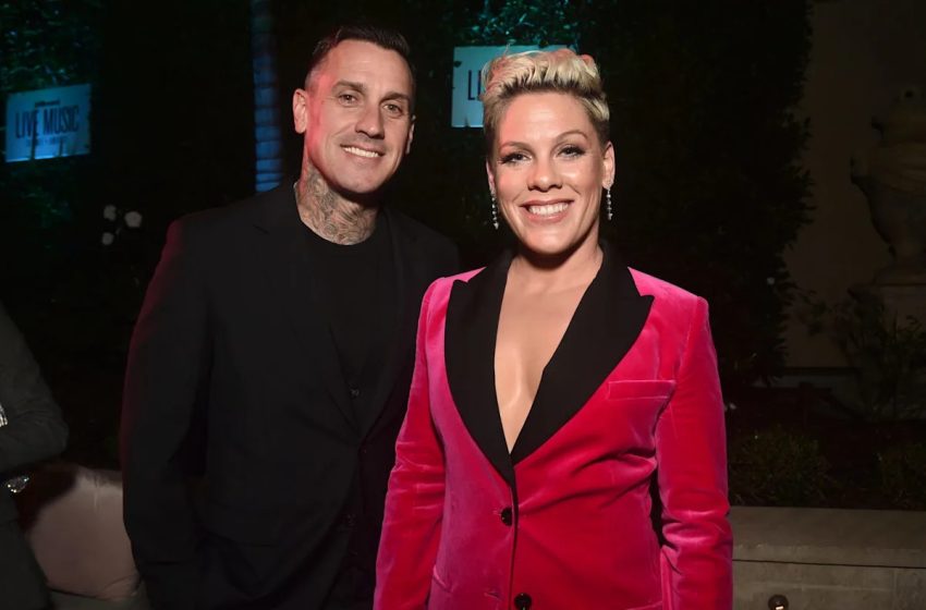  Pink Shuts Down ‘Fake’ Reports That She & Husband Carey Hart Separated: ‘Trash News’