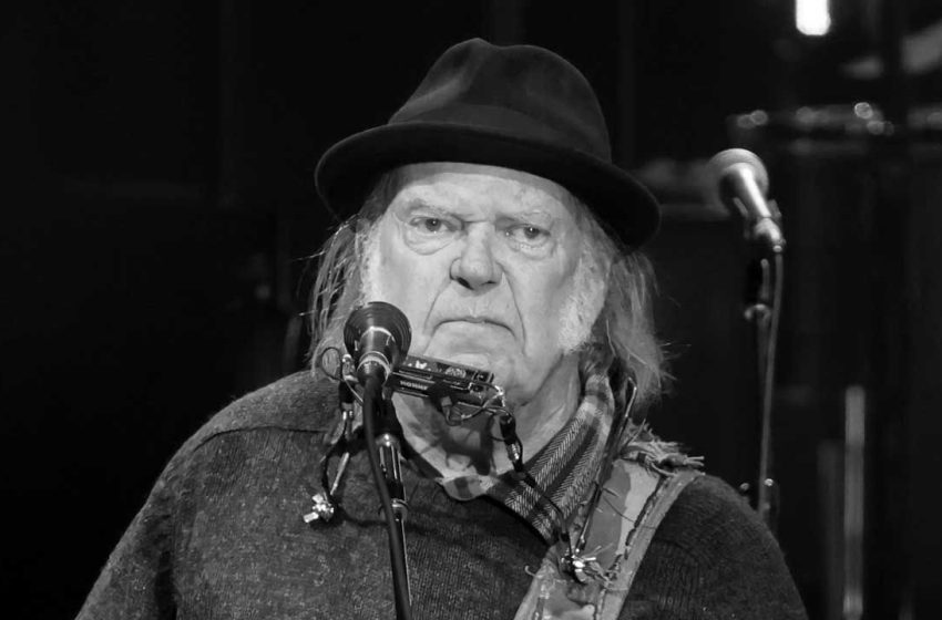  Neil Young cancels upcoming Chrome Hearts European tour