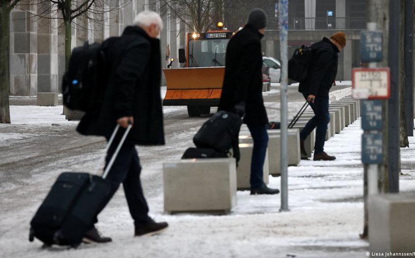  Berlin airport halts takeoffs, landings for second day
