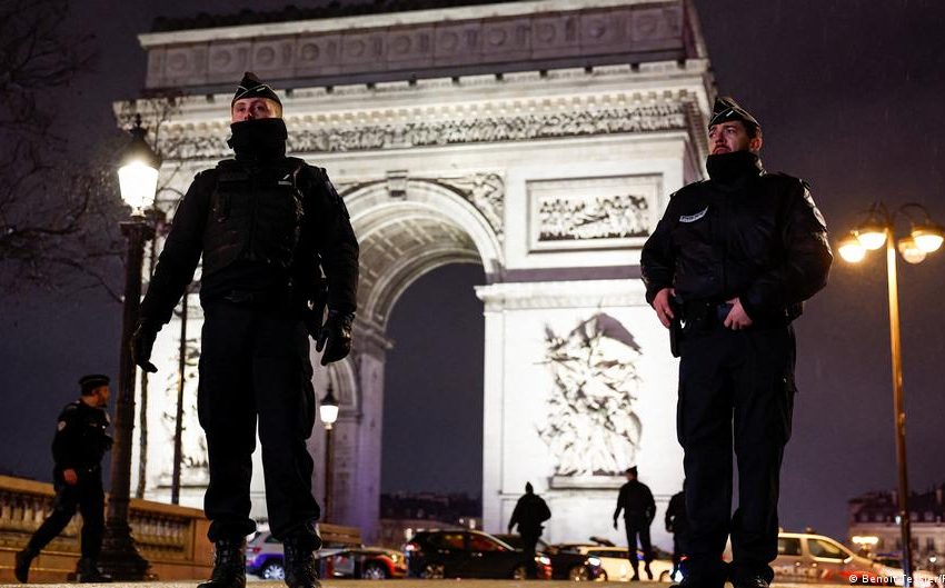  Knife-wielding man shot by police at Arc de Triomphe