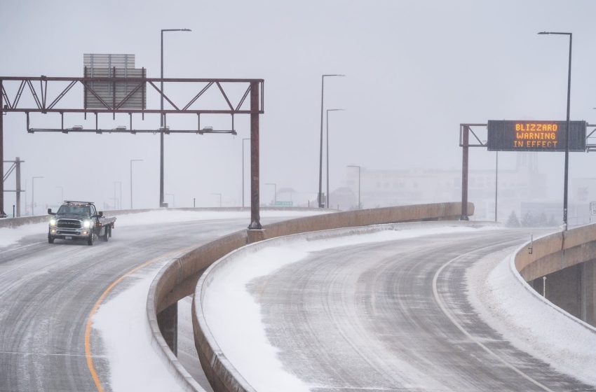  Blizzard drops more than 2 feet of snow on North Shore; challenging commute in Twin Cities