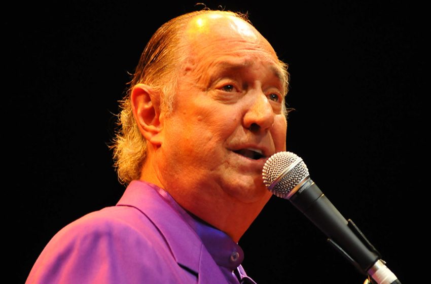  Legendary Singer Neil Sedaka Rushed to Hospital in Los Angeles