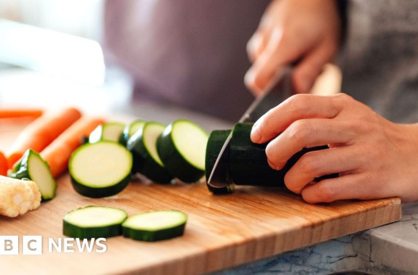  Intermittent fasting may make little difference to weight loss, review finds – BBC