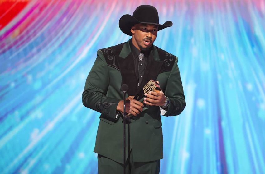  Browns star Myles Garrett named 2025 AP NFL Defensive Player of Year after breaking sack record