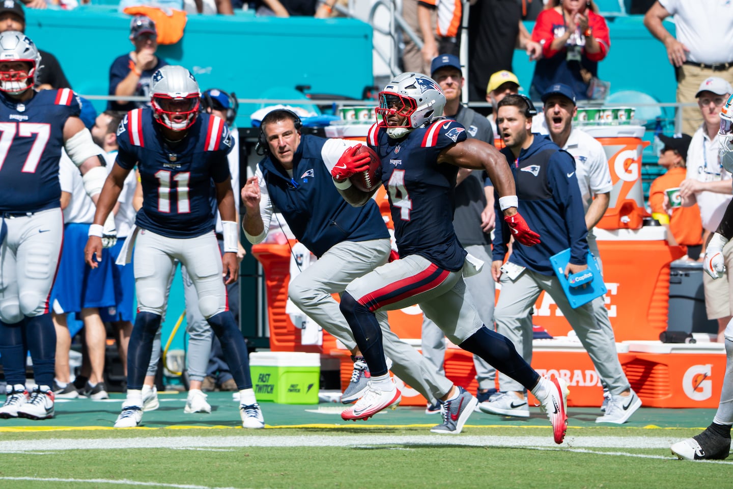 Antonio Gibson scores on a 90-yard kickoff return for a touchdown with 7.06 to go in the fourth quarter. The touchdown put the Patriots ahead 30-27.