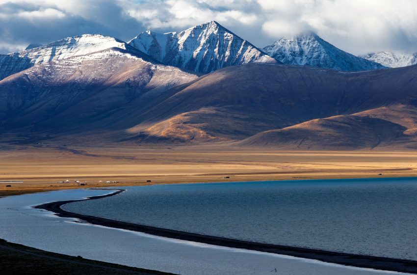  Vanishing lakes in Tibet may have triggered earthquakes by awakening faults in Earth’s crust