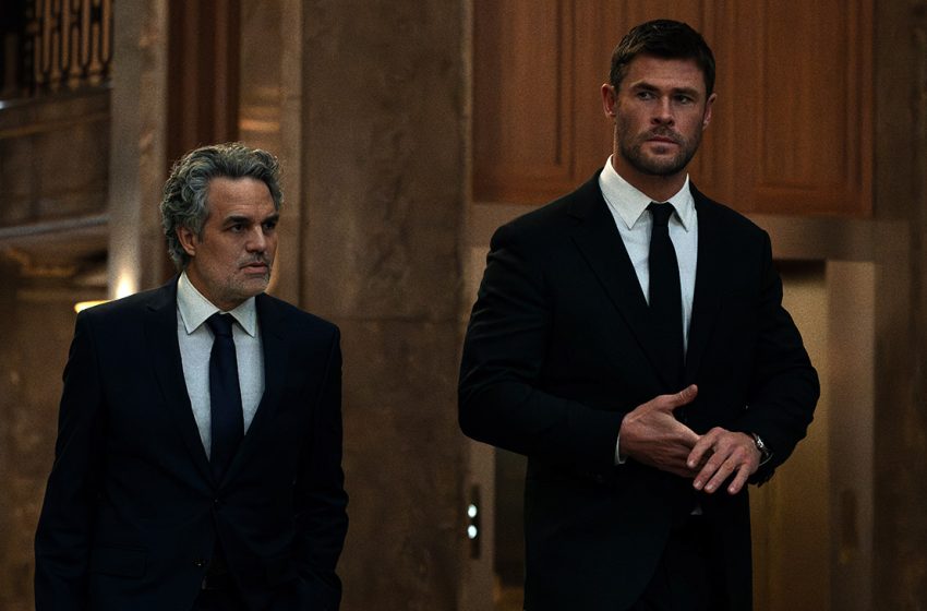  Chris Hemsworth & Halle Berry in Glossy Thriller