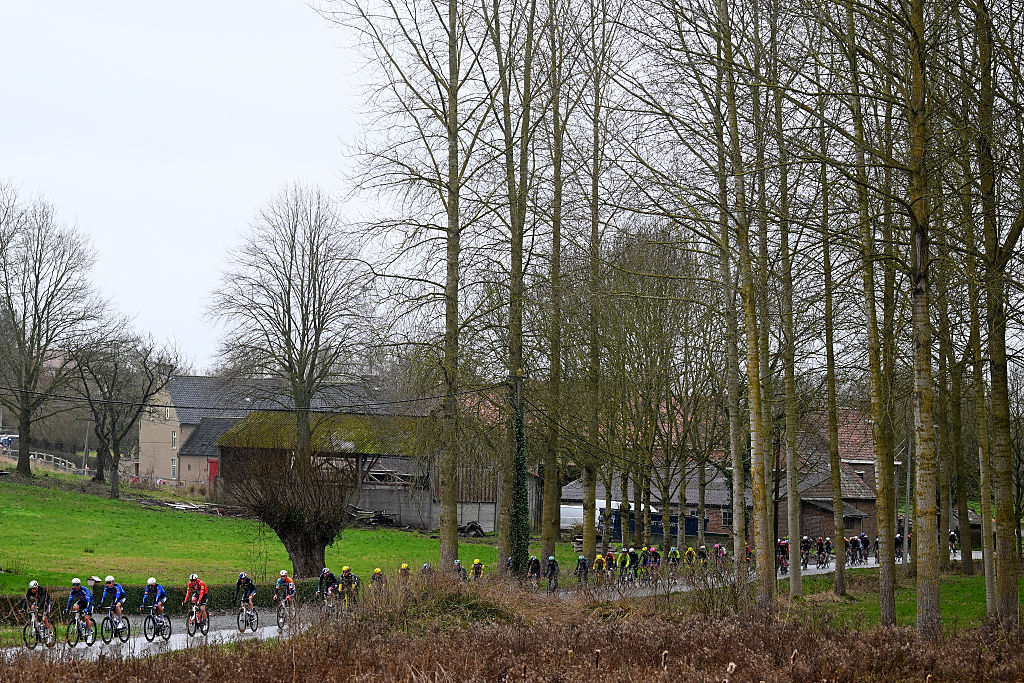 NIVONE, BELGIUM - FEBRUARY 28: A general view of the peloton competing during the 21st Omloop Het Nieuwsblad 2026, Men&amp;apos;s Elite a 207.2km one day race from Ghent to Ninove / #UCIWT / on February 28, 2026 in Ninove, Belgium. (Photo by Tim de Waele/Getty Images)