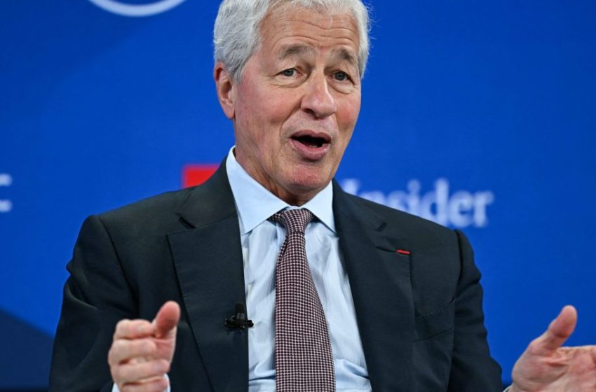  Jamie Dimon tells bullish investors: ‘Take a deep breath and watch out’