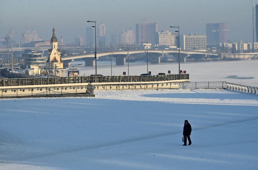  Explosions heard in Kyiv amid double Russian ballistic missile attack