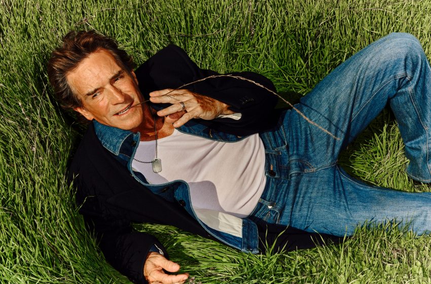  Jeff Probst Tells Mike White What 50 Seasons of “Survivor” Does to a Man