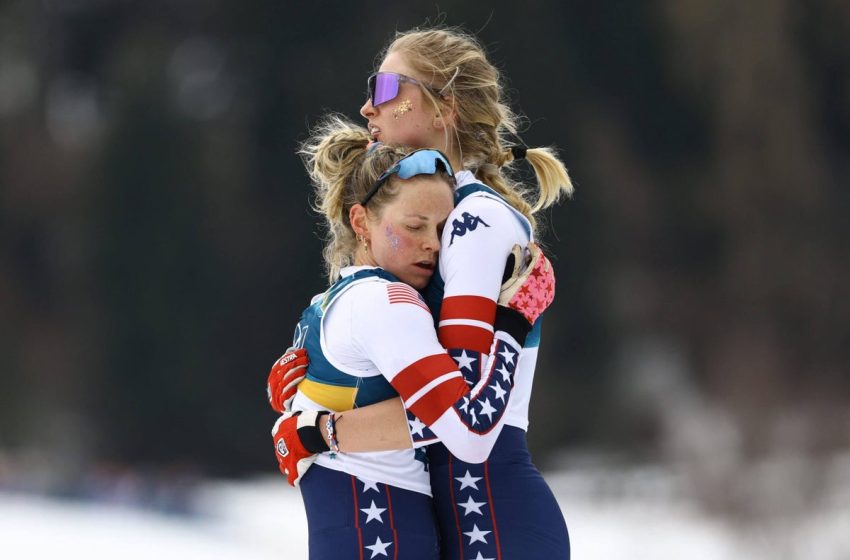  Jessie Diggins, skiing through rib injury, wins a bronze in her final Olympics