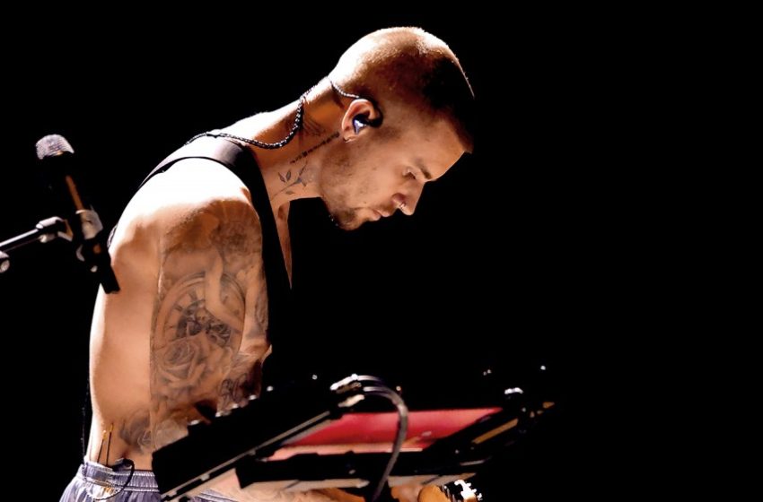  Justin Bieber Gives Shirtless Grammy Performance of Yukon