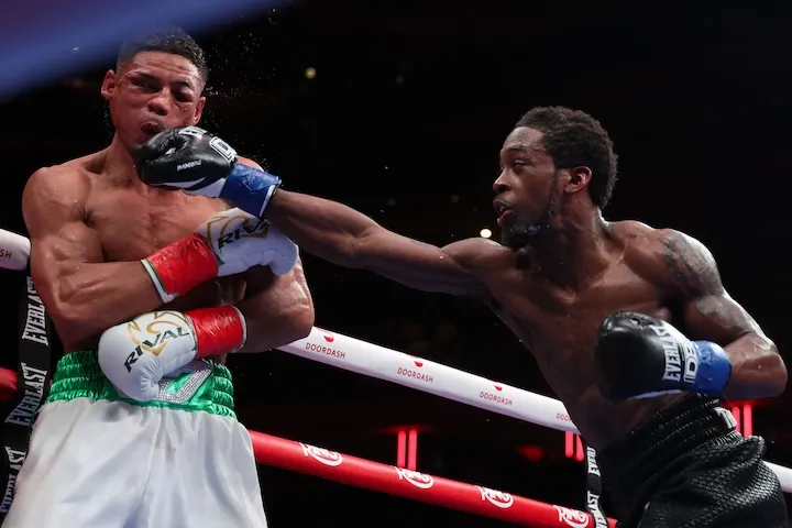  Keyshawn Davis stops Jamaine Ortiz late, launches in second division