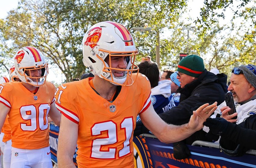  Lightning wear Bucs uniforms, Bruins dress as Patriots for outdoor game