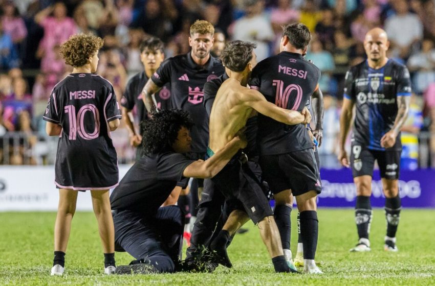  Lionel Messi knocked down by fan and security guard at match in Puerto Rico