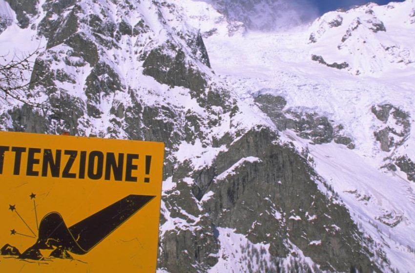  Intense Clip Shows Moment Skiers Are Smothered by Avalanche