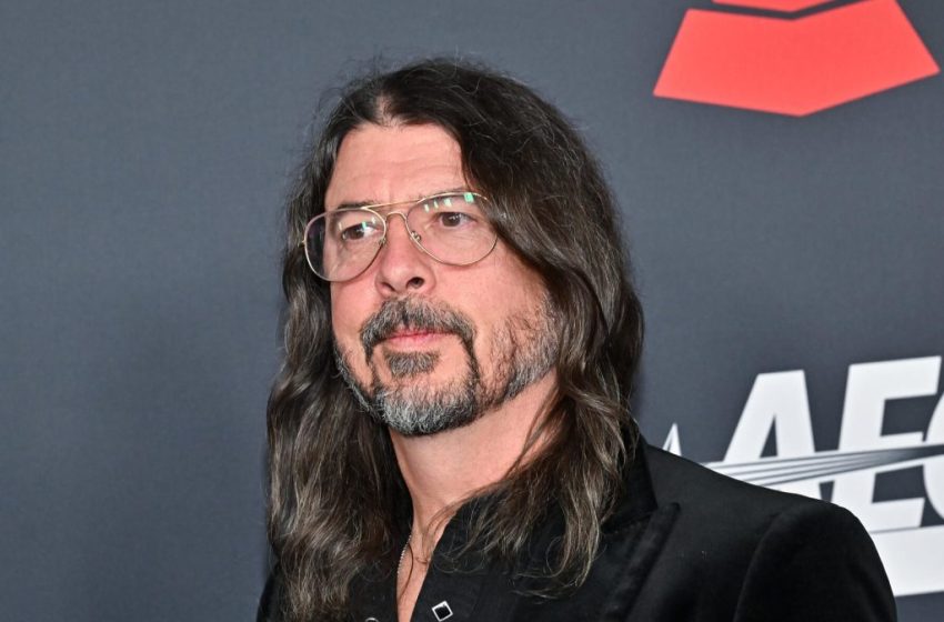  Dave Grohl Explains Josh Freese’s Exit From Foo Fighters
