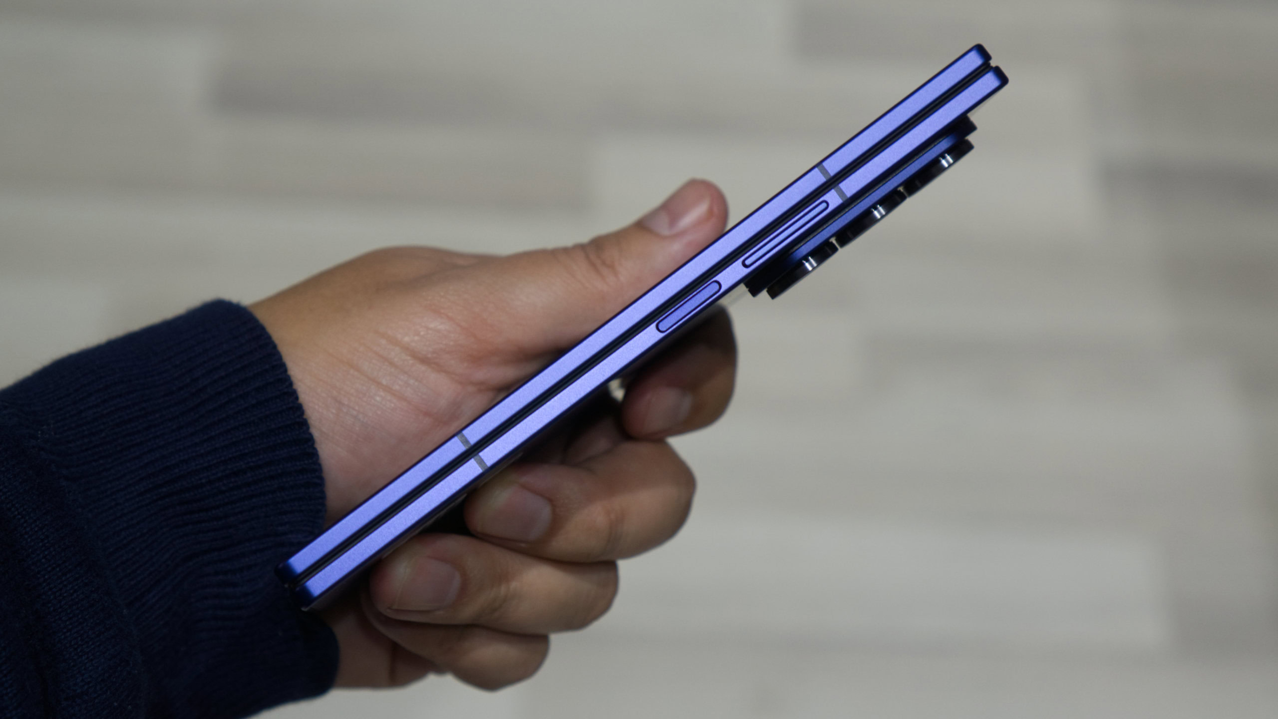 Samsung Galaxy Z Fold 7 thickness in hand Samsung Galaxy Z Fold 7 thickness in hand