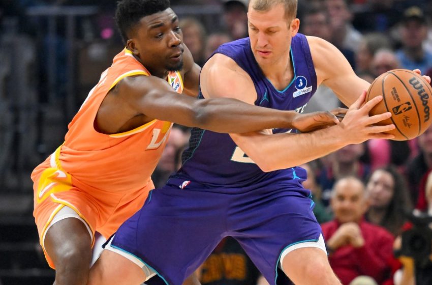  San Antonio signs Mason Plumlee to a 10-day contract